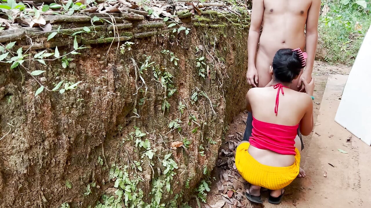 زوجة سريلانكية تمص زب فتى القرية في الأماكن العامة في الهواء الطلق