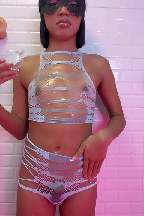 Ladyboy Stamp meghúzza a fiatal farkát