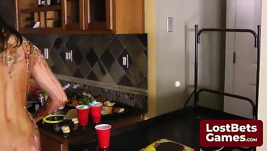 Завораживающая игра-стриптиз на лицо, где девушки по очереди с ручкой