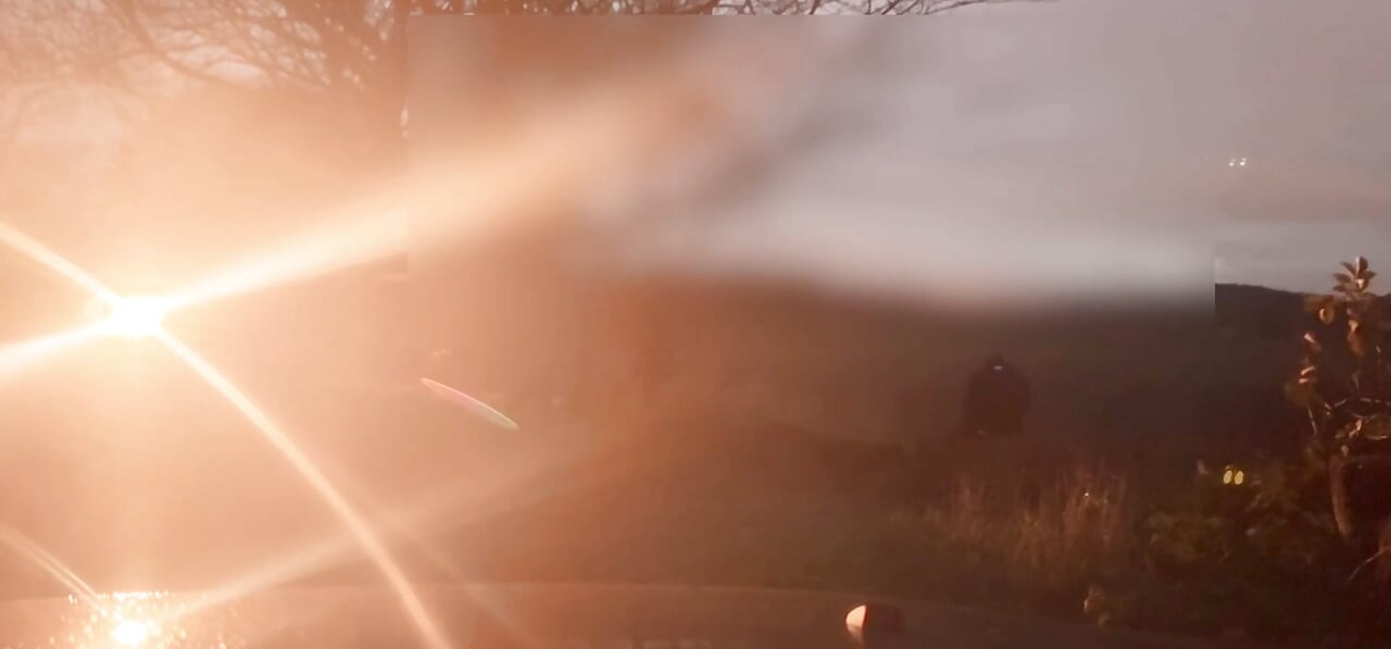 Branlette dans des bas de corps, esquive des voitures qui passent