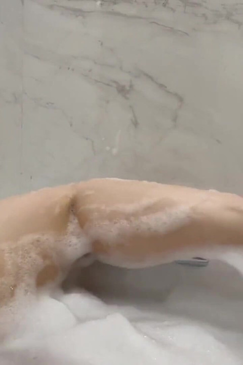 น้ําหีแตกและช่วยตัวเองในห้องน้ําพร้อมอ่างอาบน้ําฟองน้ํามากมาย