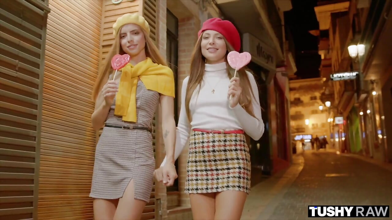 Tushyraw Euro tatlı kızlar sıkı göt deliklerini genişletiyor