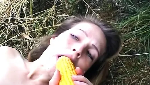 Tante seksi dengan toket besar ini menganga lebar dan menganga lebar di luar ruangan