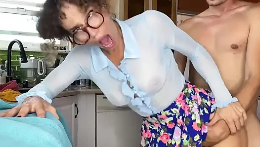 Ahegao bayan Crizzle derslerinin tamamı bittikten ve tüm iyi oğlanları nasıl b eğitimi aldıktan sonra mutfakta anal sikiliyor