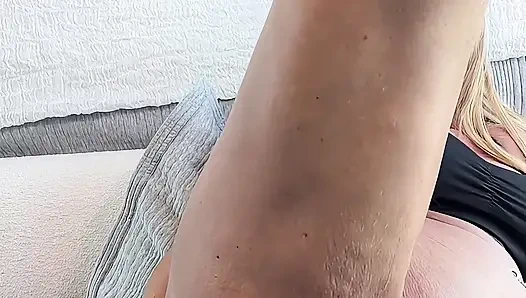 Время соло-анальных игр.... Я использую много огромных анальных игрушек, чтобы обеспечить массивный оргазм...