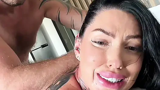 Cewek ini lagi asik ngentot kontol besar dan nggak berhenti berhenti - gostosa si cewek hot rambut cokelat dientot gaya doggy habis-habisan dan ngentot posisi cowgirl - pov