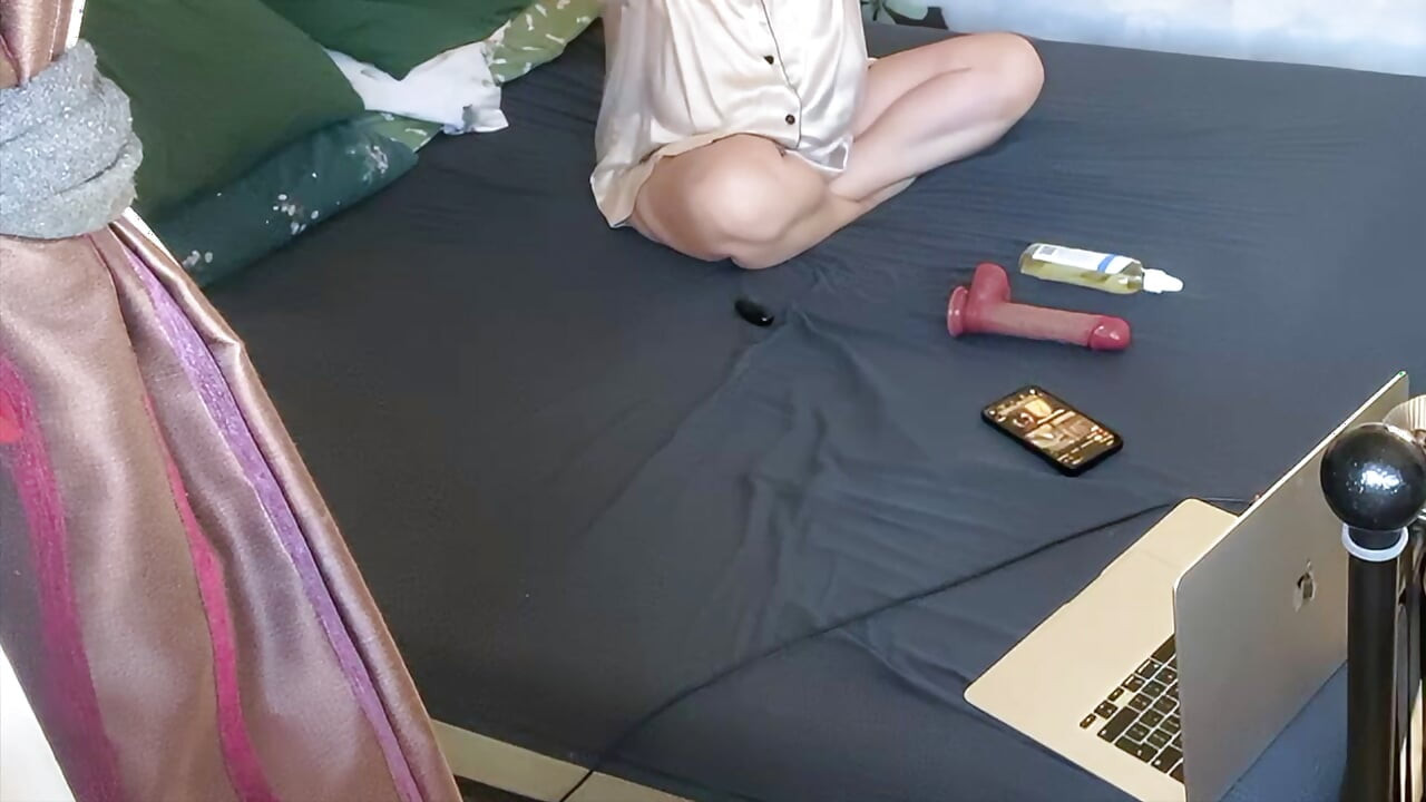 Des Constructeurs Se Laissent Entrer Et Regarder Par La Fenêtre Pendant Que La Belle Femme Est Sur Un Macbook