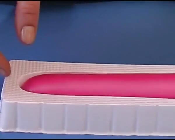 Gledajte kako se ova obla nemica igra sa svojom igračkom na kastingu