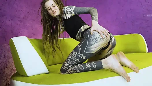 Sıska kız lezzetli deliğini geniş açıyor