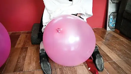 Azgın üniversiteli kız büyük balonlara biniyor - tavşan delisi