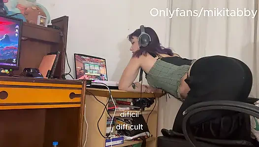 Твоя шлюховатая подруга-геймерша в видео от первого лица нуждается в массажном спа