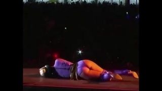 Katy Perry nimmt ihren heißen Arsch auf Tour zurück