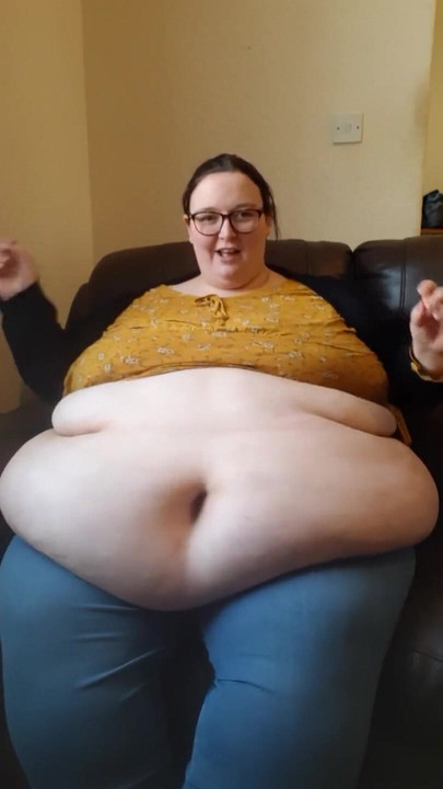 SSBBW eating cake with belly out