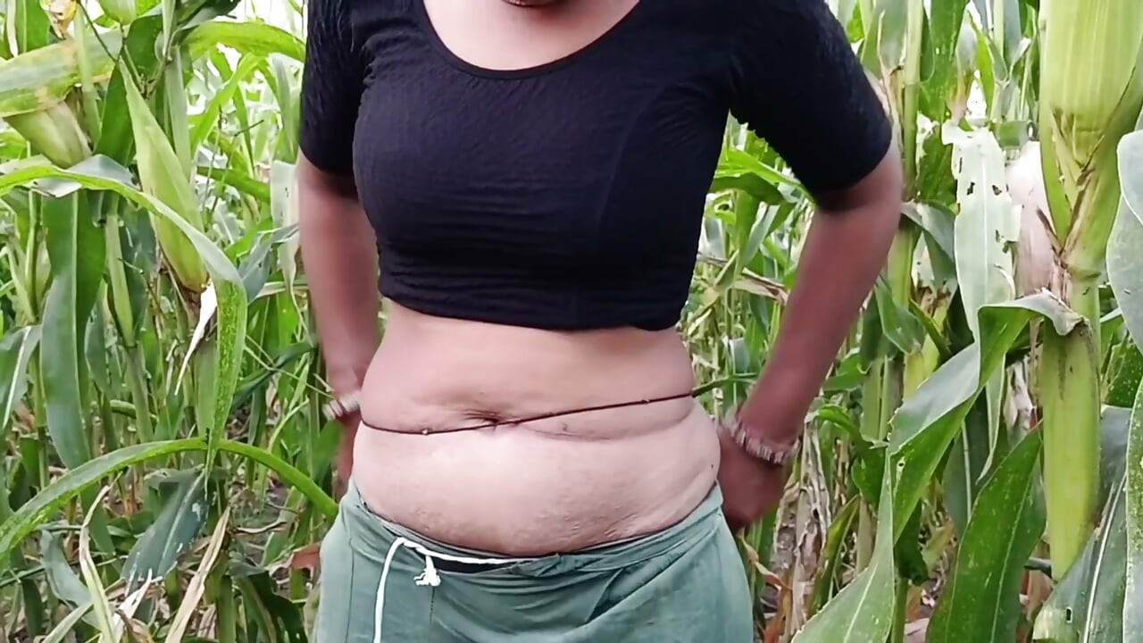 A nora do filho mais velho, no campo, despiu a blusa, o sari, as roupas, sua bunda gorda torce a bunda grossa, estou colocando uma terra no seu cu, vou transar com sua nora.