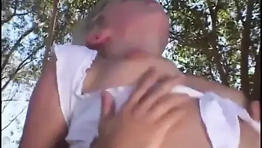Junge blonde hure reitet einen harten schwanz mit ihrem engen runden arsch