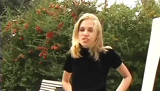 Sarışın hatun bahçede yarak emiyor