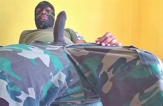 Militer menyentak kontol hitam besar sampai orgasme intens