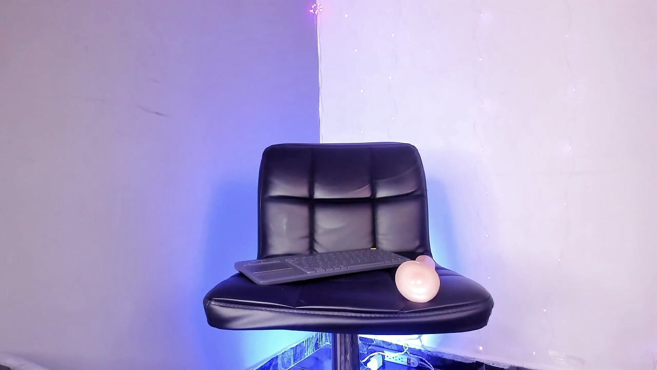 Colombiaanse sissy opent haar kont en kreunt in nylon