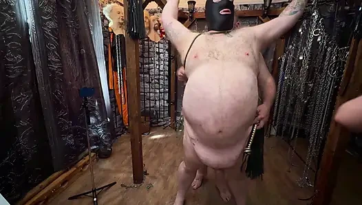 Bölüm 3:- Domina Satana ve Lanista Bear köle Daz'ı zindana alıyor, anal, şaplak, meme ucu oyunu vb.