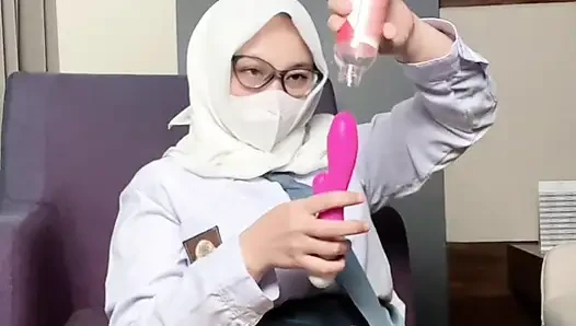 Highschool-studentin zeigt ihren dicken arsch mit squirting