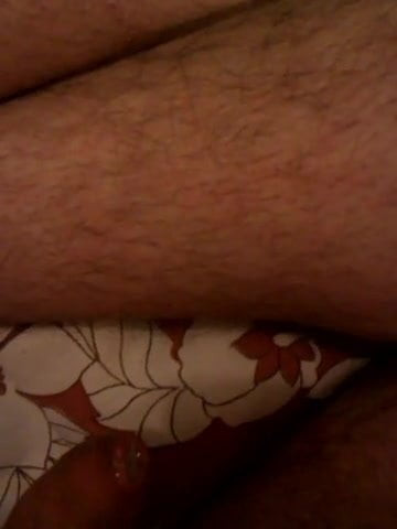 BOY JERKS OFF ON HIS LEGS