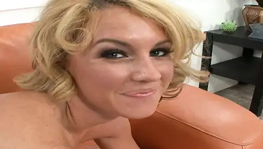 Красивый радостный спермоприемник тинки ждет широко раскрытого для толстого члена, чтобы иметь его