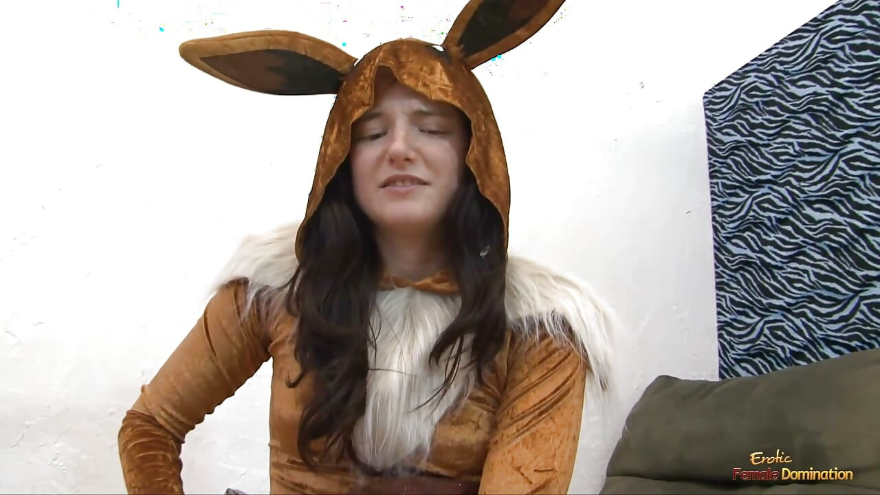 Eevee cosplay'li kız ve eğitmeni ballbusting sonrası anlaşmaya varıyor