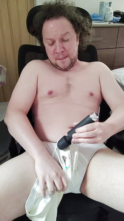 在 tommy hilfiger 白色三角裤中戏弄我的鸡巴并在斯塔福德紧致惠特斯 cumrag 中射精