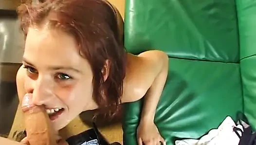 Rothaariges teenie gefingert, bevor er schwanz in pov-action lutscht