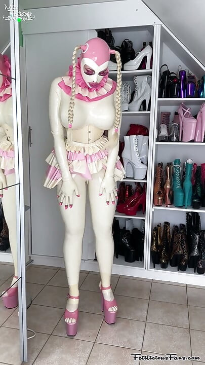 Mlle Fétilicious dans une tenue de poupée barbie en latex