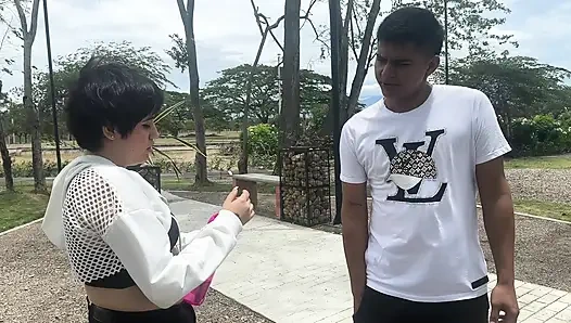 Я нахожу мужика в парке, и я прошу его поиграть со мной, как бывшая подруга, чтобы взять его домой и дать ему лучший трах