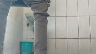 Masturbando no meu banheiro favorito