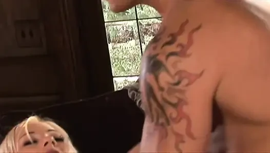 Cewek cantik dientot anal di threesome