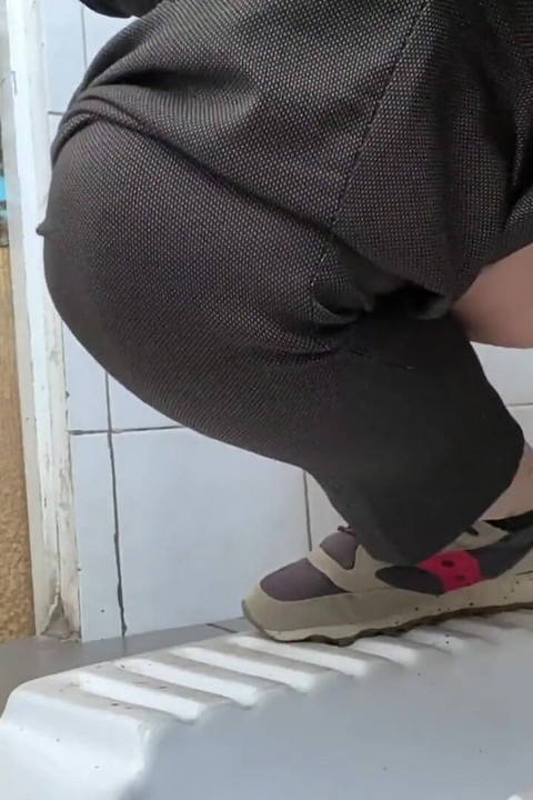 أم ناضجة تتبول في مرحاض عام بالمستشفى