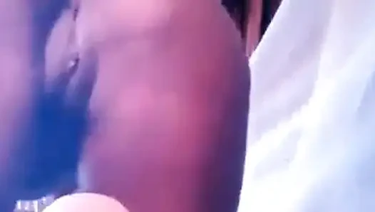 Sevimli kız eğlenmek için onu okşuyor