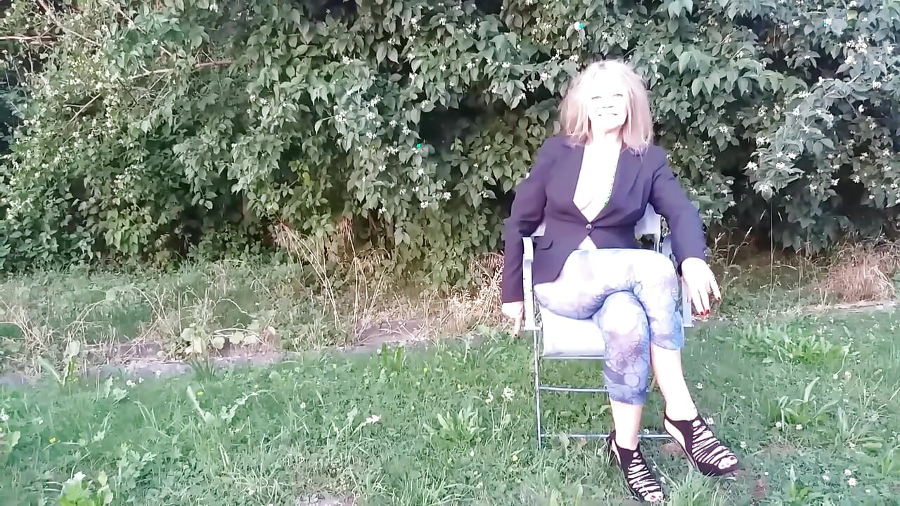 Sexy dospělá žena v průsvitných legínách.