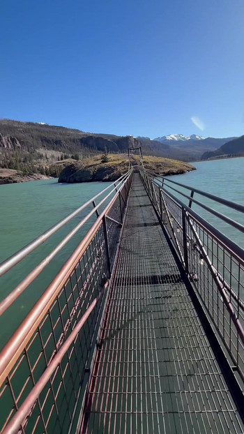 हॉट शौकिया मॉडल झील के किनारे स्वर्ग की यात्रा करती है