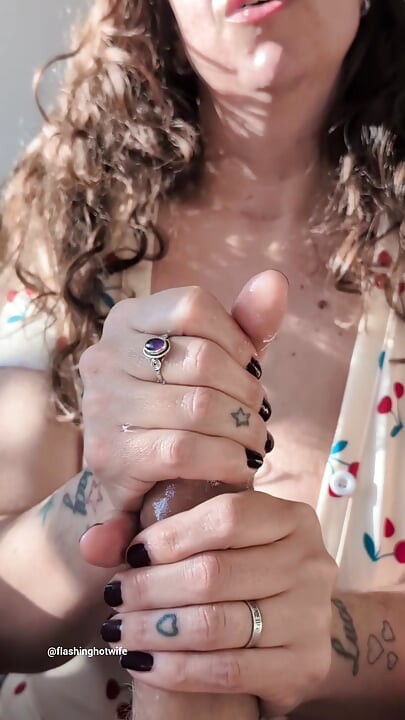 Zgodna žena prljavo priča ručni posao