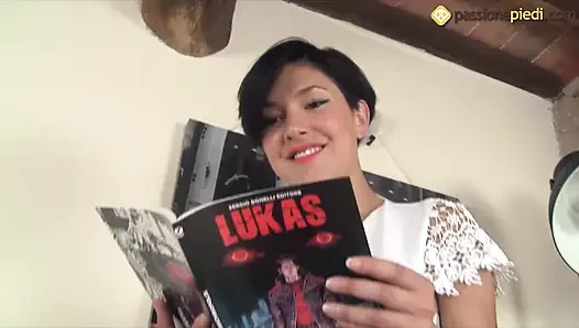 Alessia zeigt ihre perfekten zehen