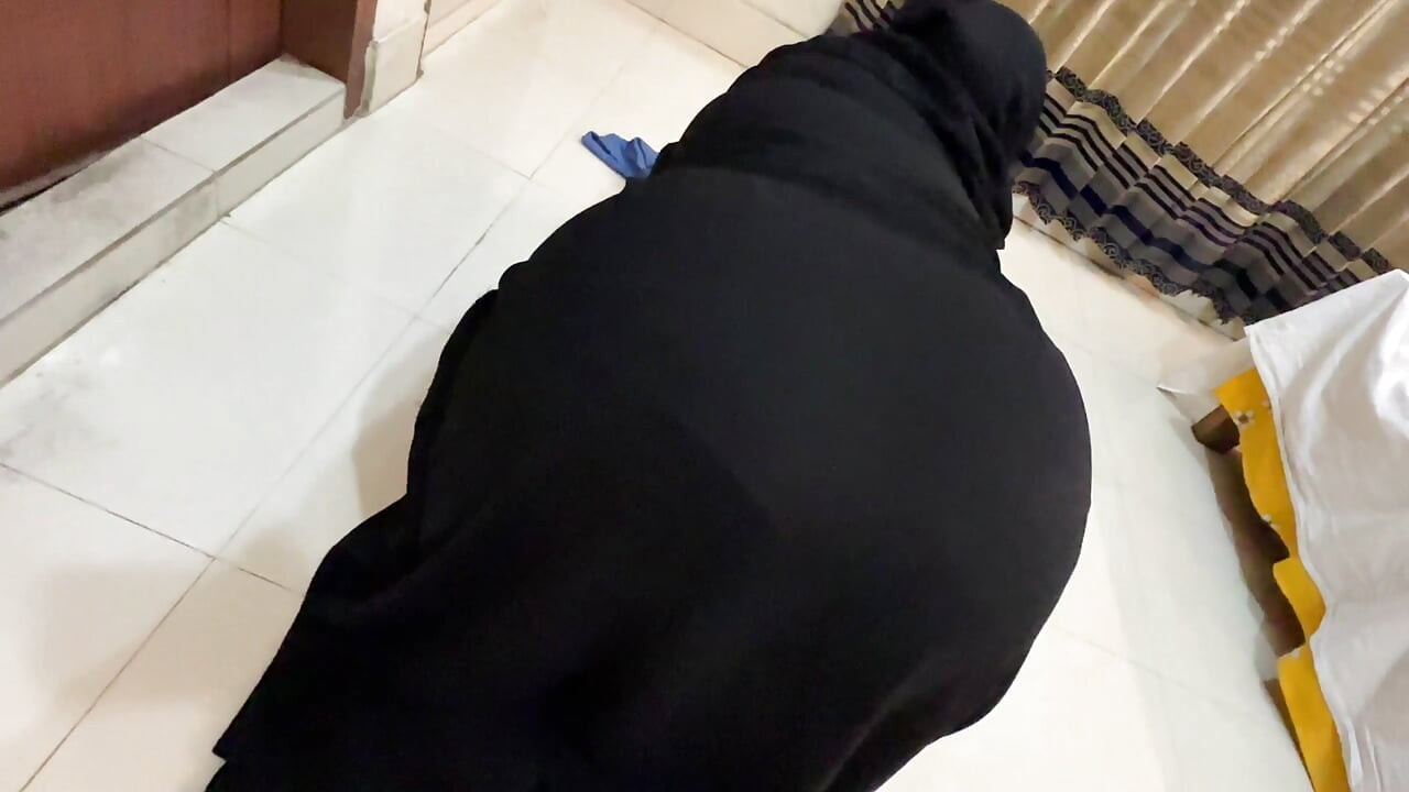Arab Hot Maid Stuck When She Clean Under Bed - Big Ass Hijabi Girl Wear Abaya Niqab & Panty