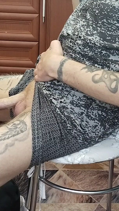Üvey anneden gırtlağına ateşli boşalmanın derin oral seksi | Klip 1