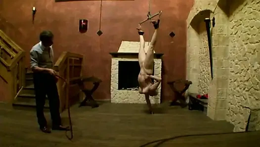 Bağlı Sarışın Yoğun BDSM Esaret Oyununa Boyun Eğiyor