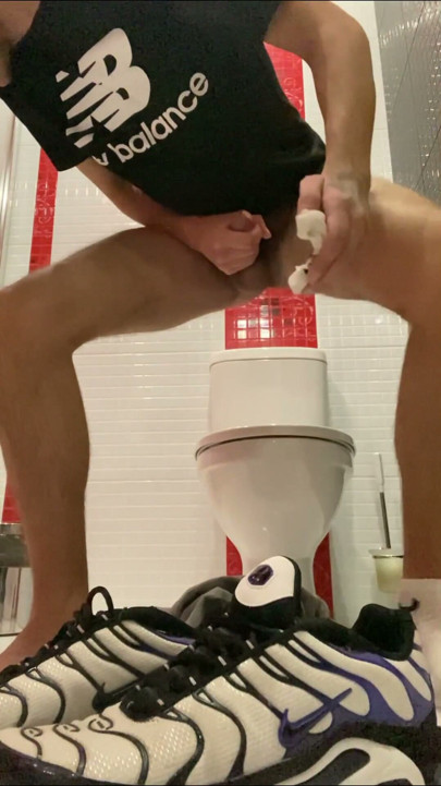 GUY HANDJOB IN TOILET | Clip 3