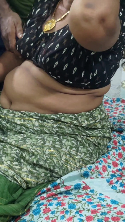 Aunty has hot and painful sex while she is alone at home. Real homemade. | Clip 1