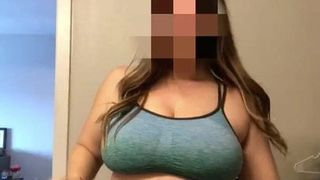 Sexy ragazza grossa con tette enormi si spoglia in bagno