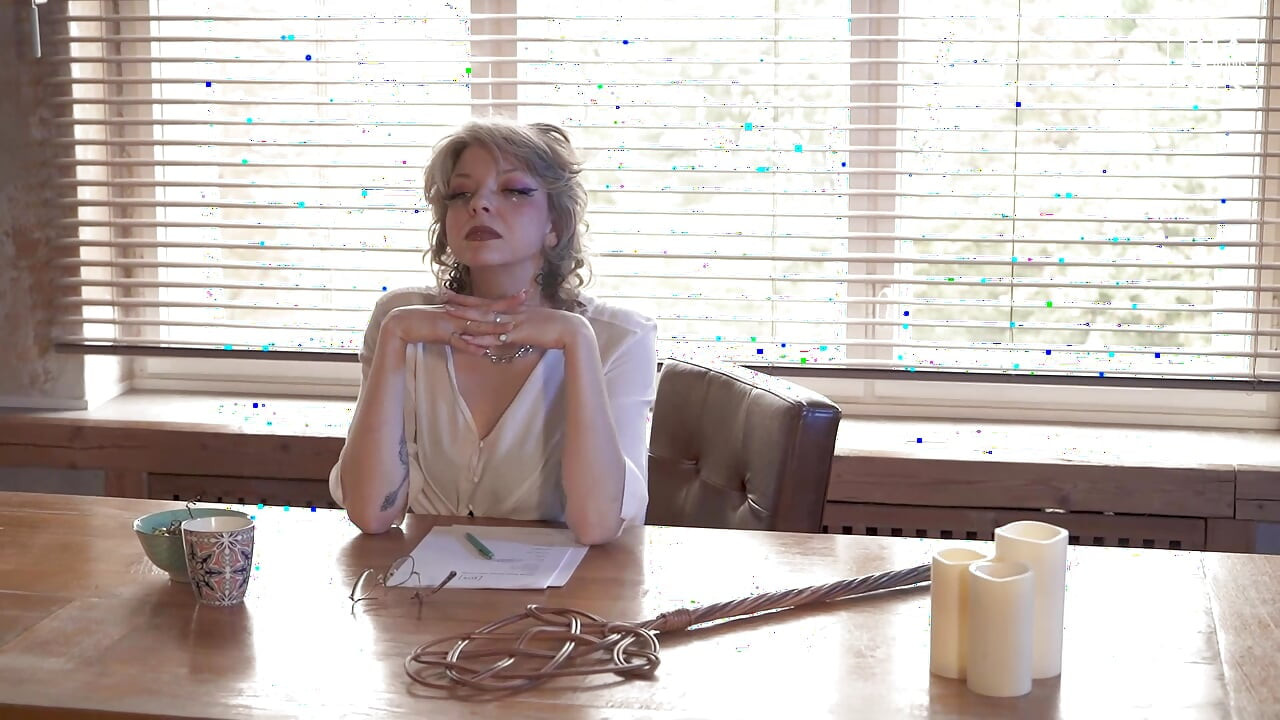 Training für das schnüffelndes zimmermädchen: erwischt von Herrin selina Morgan