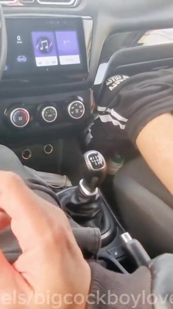 卡车司机在高速公路上通过互相撸管，大量精液，大鸡巴。 | 短片 1