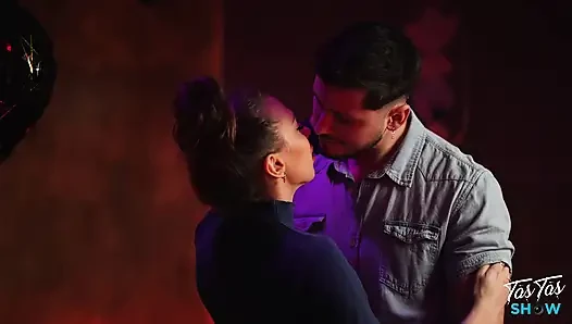 Aku ngasih kejutan spesial sama adik tiriku di klub swinger di hari ulang tahunnya - episode lengkap hd