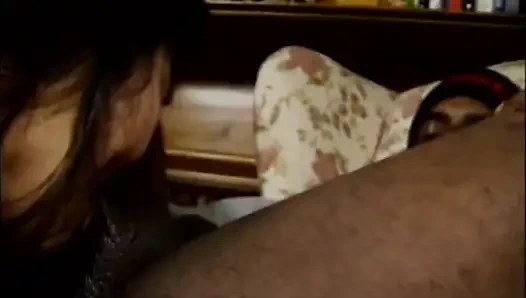 Tante seksi rambut cokelat ini dientot habis-habisan sama kontol besar pria kulit hitam sampai mengerang keenakan