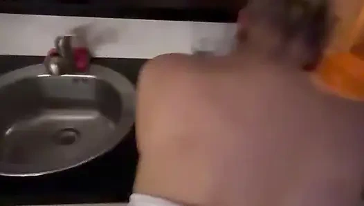 Azgın arkadaş komşum tarafından sikiliyor